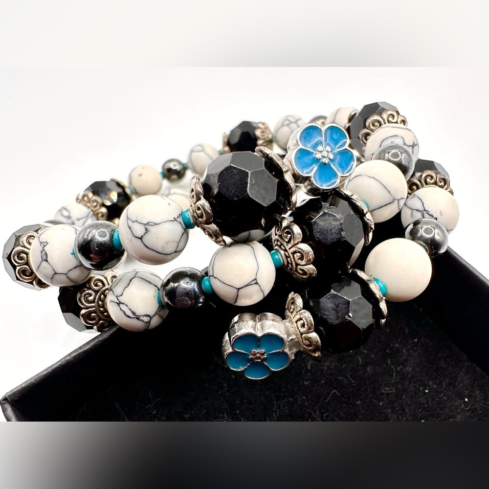Elegant Black & White Glass Beaded Stretchy Bracelet, Never Used, New Condition